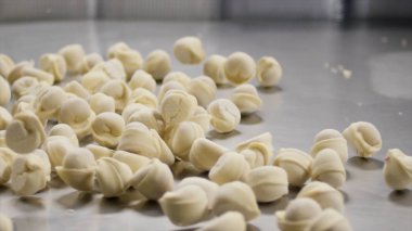 Et köfte bir kap içinde bulunan ve kaldırılmakta olan daha sonra bir tepsiye bırakılır. Hazır düşen köfte etli