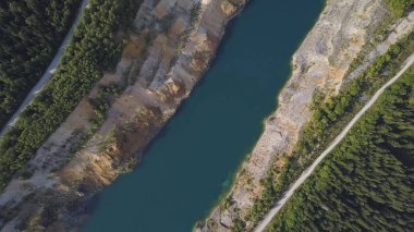Sabah sessiz nehir orman ile. Vurdu. Havadan görünümü. Güzel dağ nehir ve orman üzerinde uçan. Hava kamera çekim. Hava panorama yeşil orman ve dağ Nehri yakınında. Manzara