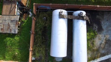 Üstten görünüm büyük gümüş su depoları, petrol rezervuar, yeşil çim zemin üzerine yağ deposu. Hisse senedi. Yakıt tankları sanayi bölgesi için hava üstten görünüm.