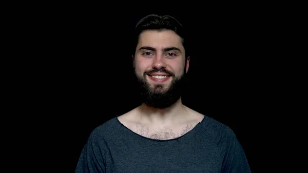 Hombre guapo alegre y despreocupado con barba que tiene ojos brillantes abriendo su boca con alegría estallando en risas. Expresiones, emociones y sentimientos humanos positivos . — Foto de Stock