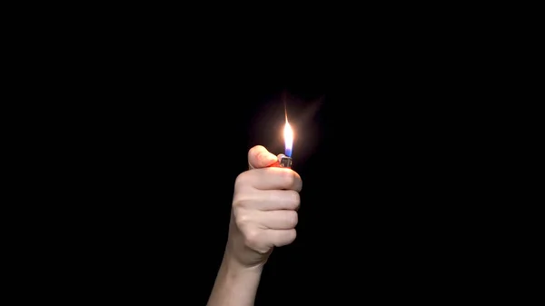 Manlig hand hållande en röd lättare, isolerad på vit bakgrund. Hand innehav brinnande gas lättare. — Stockfoto