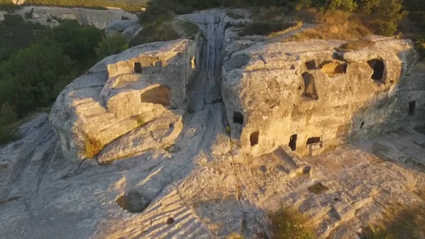 A légi felvétel a régi település, a sziklák és barlangok. Lövés — Stock Fotó