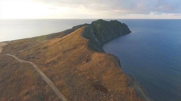 Vista aérea da bela paisagem marinha na Malásia. Atingido. Vista aérea na costa rochosa ou escarpada em algum lugar na Malásia — Fotografia de Stock