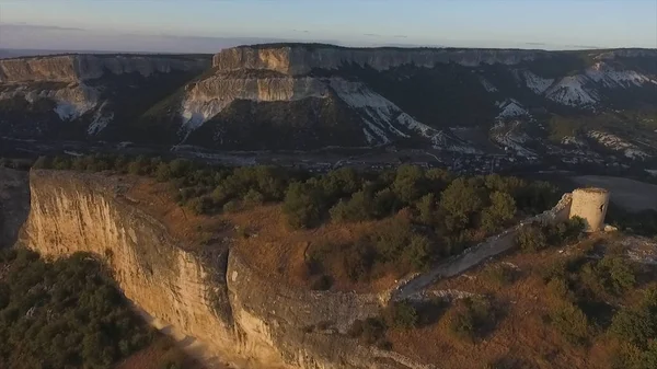 A légi felvétel a maradványai ősi kilátótorony a hegyekben. Lövés. Az Őrtorony, az ősi város, a kaukázusi hegyekben. Kilátó a Rock, a tenger felett — Stock Fotó