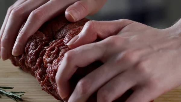 Filete de res crudo cortado en una tabla de madera. Escena. Un trozo de jamón en una tabla de madera. Filete de carne picada. Un trozo de carne jugosa en la sección — Foto de Stock