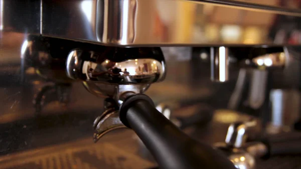 Cafetera. Cafetera profesional en un bar de cerca. Máquina de café — Foto de Stock
