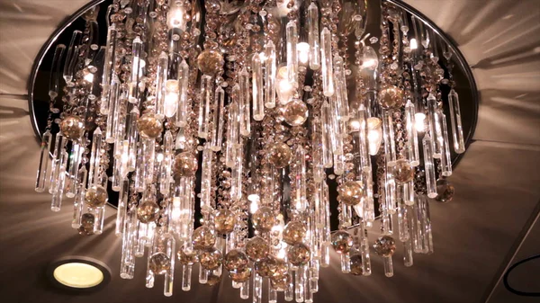 Chandelier in the apartment. Scene. A beautiful chandelier on the ceiling of the apartment. elegant chandelier on the ceiling in a luxury restaurant. Chandelier close up — Stock Photo, Image