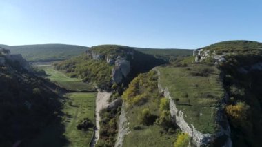 Havadan görünümü güzel manzara ağaçlar, alan ve dağlar arka plan üzerinde. Vurdu. Tarım arazileri, köy, bitkiler, ağaçlar alanlarla ile Dağları. Havadan görünümü dağ manzarası dağların yamaçlarında