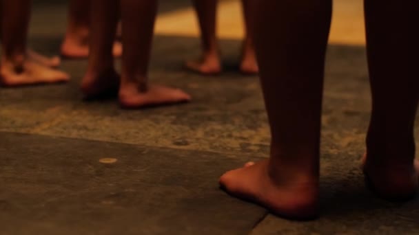 Primer plano de la gente negra africana alojada en un cuarto oscuro. Vista de cerca de las piernas africanas sobre fondo oscuro — Vídeo de stock