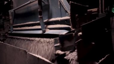 Makinede işleme üzüm. Kırma, öğütme, sıralama ve ulaşım hatları üzerinde cüruf dökümü