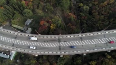 Üstten görünüm üzerinde Üstgeçit arabalar, deniz ve güzel manzara arka plan ile. Otoyol ve Üstgeçit City hava görünümünü. Yol kavşak