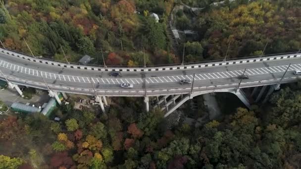 Vista dall'alto sul cavalcavia con guida di auto, mare e bellissimo paesaggio sfondo. Vista aerea di autostrada e cavalcavia in città. Giunti stradali — Video Stock