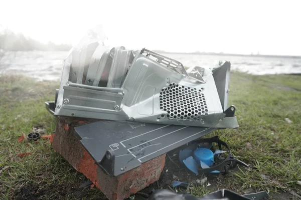 Adam bir çekiç sistem birimi bilgisayar tatili. Adam bir kızak çekiç ile ve bilgisayar yavaş hareket, nehir ve orman arka planda yok eder. Doğa ve teknolojik ilerleme arasında çatışma kavramı