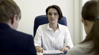 Şüpheli İK Yöneticisi aday özgeçmişler, deneyim ve adaylık hakkında şüphe okur. Memnun işveren işe, kötü röportaj kavramı sessiz başvuru Cv göz önüne alındığında şüpheli geliyor.
