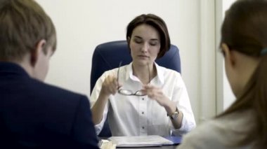 Şüpheli İK Yöneticisi aday özgeçmişler, deneyim ve adaylık hakkında şüphe okur. Memnun işveren işe, kötü röportaj kavramı sessiz başvuru Cv göz önüne alındığında şüpheli geliyor.