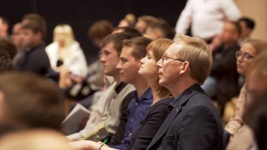 İngiltere - Londra, 10 Aralık 2018: yakın bir hoparlör dinleme iş seminerinde baktılar izleyici için. Hisse senedi. Sunum için dinleme konferans salonu insanlarda satırlarla yan görünüm.