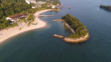Sahil güzel orman boyunca kıyı ve mavi su ile Ekvator hattı yakınındaki küçük adanın. Vurdu. Palmiye ağaçları ve kayaları denize sıfır küçük güzel ada, deniz manzarası