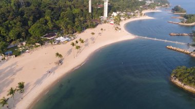 Lagün ortasında küçük adalar ve kayalar mavi, masmavi su ile hava görünümünü. Vurdu. Plaj, tropikal ada, deniz ve lagün, orman ile Dağları.