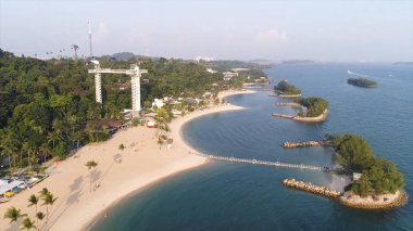Sahil güzel orman boyunca kıyı ve mavi su ile Ekvator hattı yakınındaki küçük adanın. Vurdu. Palmiye ağaçları ve kayaları denize sıfır küçük güzel ada, deniz manzarası