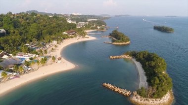 Lagün ortasında küçük adalar ve kayalar mavi, masmavi su ile hava görünümünü. Vurdu. Plaj, tropikal ada, deniz ve lagün, orman ile Dağları.