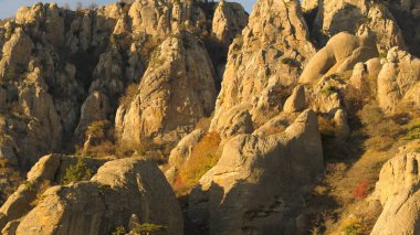 Ormandaki kayayla günbatımı manzara. Vurdu. Kayalar güneşte. Kaya oluşumu - dağlar. dağlar ve bulutlar.