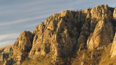 Güzel ve büyük dağ rock havadan görünümü günbatımında uçan. Vurdu. Taşların ve kayaların üzerinde dağ güneş ışığı ile arka plan