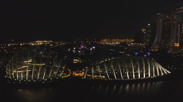 Singapore - 25 September 2018: Singapore skyskrapa byggnad på Marina Bay Sands på natten med vackra lampor av stora natten staden. Skott. Panorama över Singapores stadssilhuett och floden på natten. — Stockfoto