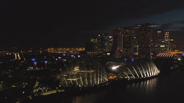 Singapore - 25 September 2018: Singapore skyscraper gebouw in Marina Bay Sands met mooie lichten van nachtje stad 's nachts. Schot. Panorama van de skyline van Singapore en rivier bij nacht. — Stockfoto