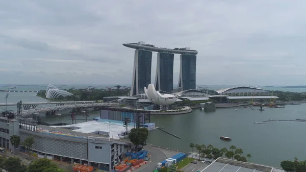 Singapore - 25 September 2018: antenne voor het bekende Marina Bay Sands hotel in Singapore in de buurt van de rivier. Schot. Ongewone kunst en wetenschapsmuseum in de buurt van de rivier en een prachtig hotel Marina Bay Sands. — Stockfoto