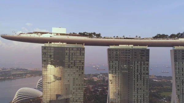 Singapur - 25 de septiembre de 2018: Vista lateral del hotel Marina Bay Sands con increíble góndola en la azotea. Le dispararon. Marina Bay Arenas en el cielo y el fondo del río, Singapur . — Foto de Stock