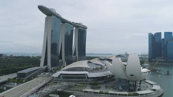 Singapore - 25 September 2018: zijaanzicht van Marina Bay Sands hotel met geweldige gondola op het dak. Schot. Marina Bay Sands op sky en rver achtergrond, Singapore. — Stockfoto