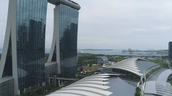 Singapore - 25 September 2018: nauwe voor Marina Bay Sands Resort met glace gevel in Singapore. Schot. Close-up van mooie hotel met gondel over het dak in Singapore overdag. — Stockfoto