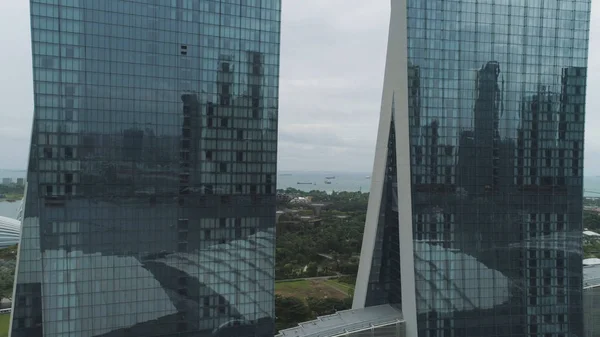 Singapur - 25 de septiembre de 2018: Vista lateral del hotel Marina Bay Sands con increíble góndola en la azotea. Le dispararon. Marina Bay Arenas en el cielo y el fondo del río, Singapur . —  Fotos de Stock