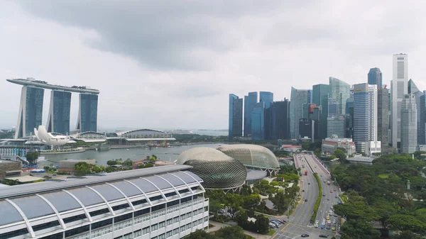 Singapour - 25 septembre 2018 : la ville de Singapour longe le fleuve Singapour, la belle herbe verte et la route. Fusillade. Aerial pour Singapour skyline côtière, immeubles de grande hauteur et parc vert . — Photo