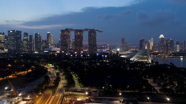 Сінгапур - 25 вересня 2018: обрис Сінгапуру й річці вночі зі знаменитої Marina Bay sands, чортове колесо та інших будівель міста. Постріл. Краєвид Сінгапур бізнес будівництва навколо Марина — стокове фото