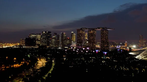 Singapur - 25 września 2018: panoramę Singapuru i rzeki w nocy z słynnego Marina Bay sands, Diabelski Młyn i inne budynki miasta. Strzał. Krajobraz biznesu Singapur Budynek w okolicy: Marina — Zdjęcie stockowe