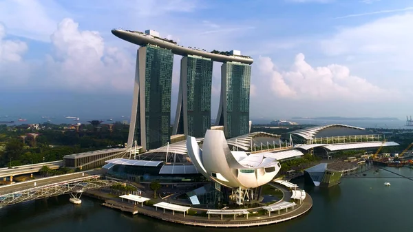 Singapur - 25 de septiembre de 2018: Ciudad de Singapur skyline con hermoso río y famosa Marina Bay Sands con el Museo de Arte y Ciencia. Le dispararon. Vista aérea impresionante del centro de Singapur y Marina — Foto de Stock