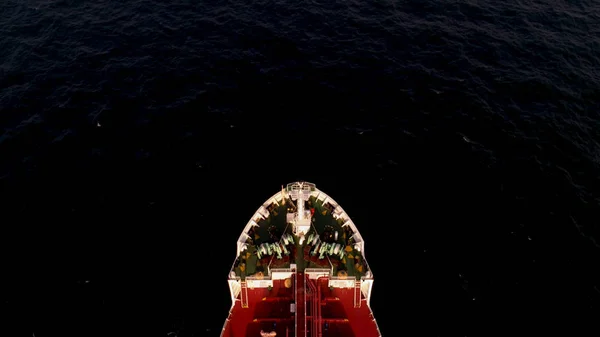 Сингапур - 25 сентября 2018 года: Вид с воздуха на большой красный контейнер или грузовое судно на фоне синего моря и неба. Выстрел. Вид сверху на большую красную баржу, плывущую в море . — стоковое фото