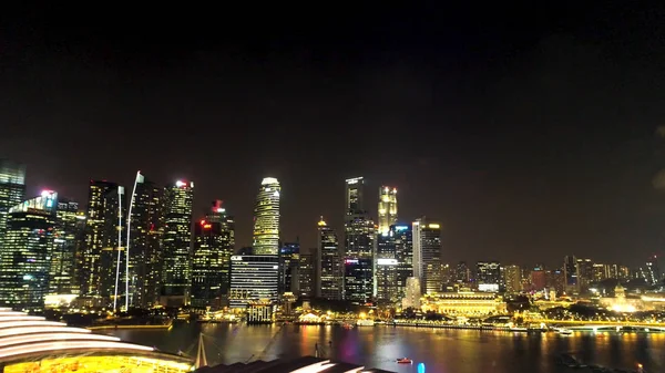 Singapore - 25 September 2018: Marina Bay Sands hotel i Singapore belyst av vacker lila belysning och laser show på natten. Skott. Riktning mot de fantastiska Marina Bay sands på natten med — Stockfoto