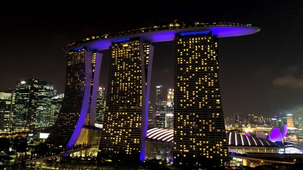 Singapore - 25 September 2018: Marina Bay Sands hotel in Singapore verlicht door prachtige paarse verlichting en laser show's nachts. Schot. Richting van de prachtige Marina Bay sands at night met — Stockfoto