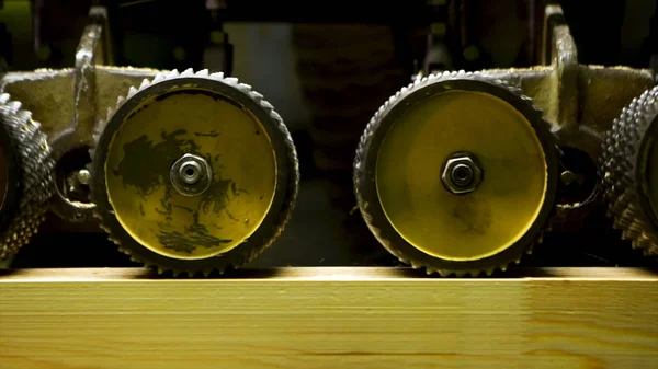 Close-up van professionele timmerman slijpen van houten planken in workshop en veel zaagsel. Vervaardiging van houten elementen voor meubels, hout in de fabriek werken verwerking, industriële productie van de lijn. — Stockfoto