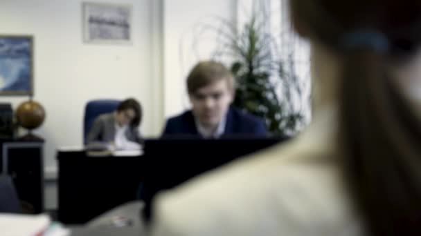 Des hommes d'affaires intelligents tapant sur l'ordinateur sur les lieux de travail dans le bureau moderne. Jeunes collègues de bureau sérieux au travail devant des ordinateurs et des ordinateurs portables . — Video