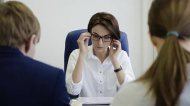 Kadın patron işçi iş için cezalandırır. İş kadını ofiste çalışanların çalışma ile mutsuz