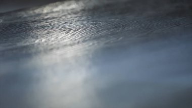 Ahşap doku arka planda haze ile mavi ışık için kapatın. Ahşap mavi yüzeyi hafif duman.