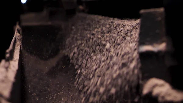 Κοντινό πλάνο διαδικασία θρυμματισμένο μπάζα που υπάγονται, εξορυκτική βιομηχανία. Σύνθλιψη μακαντάμ σε εργοστάσιο. — Φωτογραφία Αρχείου