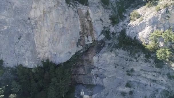 Vista aérea de los picos de montaña y bosque verde. Le dispararon. Hermoso paisaje de acantilados, colinas y árboles verdes, naturaleza por dron . — Vídeo de stock