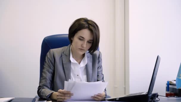 Businesswoman happy end of day at desk in office. Employee enjoys success in business in workplace in office — Stock Video