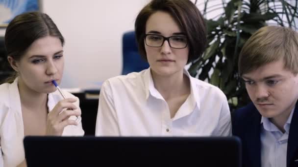 Geschäftsfrau hilft mit Projektmitarbeitern im Büro. Mentor erklärt, wie man mit Software am Laptop ein Projekt für junge Auszubildende erstellt — Stockvideo