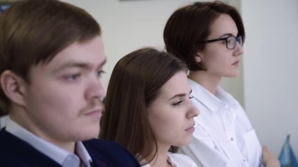 Primer plano del personal atento de la oficina. Equipo juntos está pensando en cómo resolver la tarea. Tres trabajadores de oficina al mismo tiempo ponen las manos a la cara — Vídeos de Stock