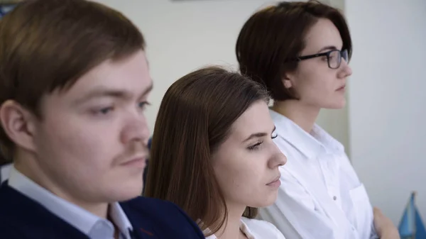 Närbild av tankeväckande kontorspersonal. Teamet funderar tillsammans hur man löser uppgiften. Tre arbetare samtidigt föra händerna inför — Stockfoto